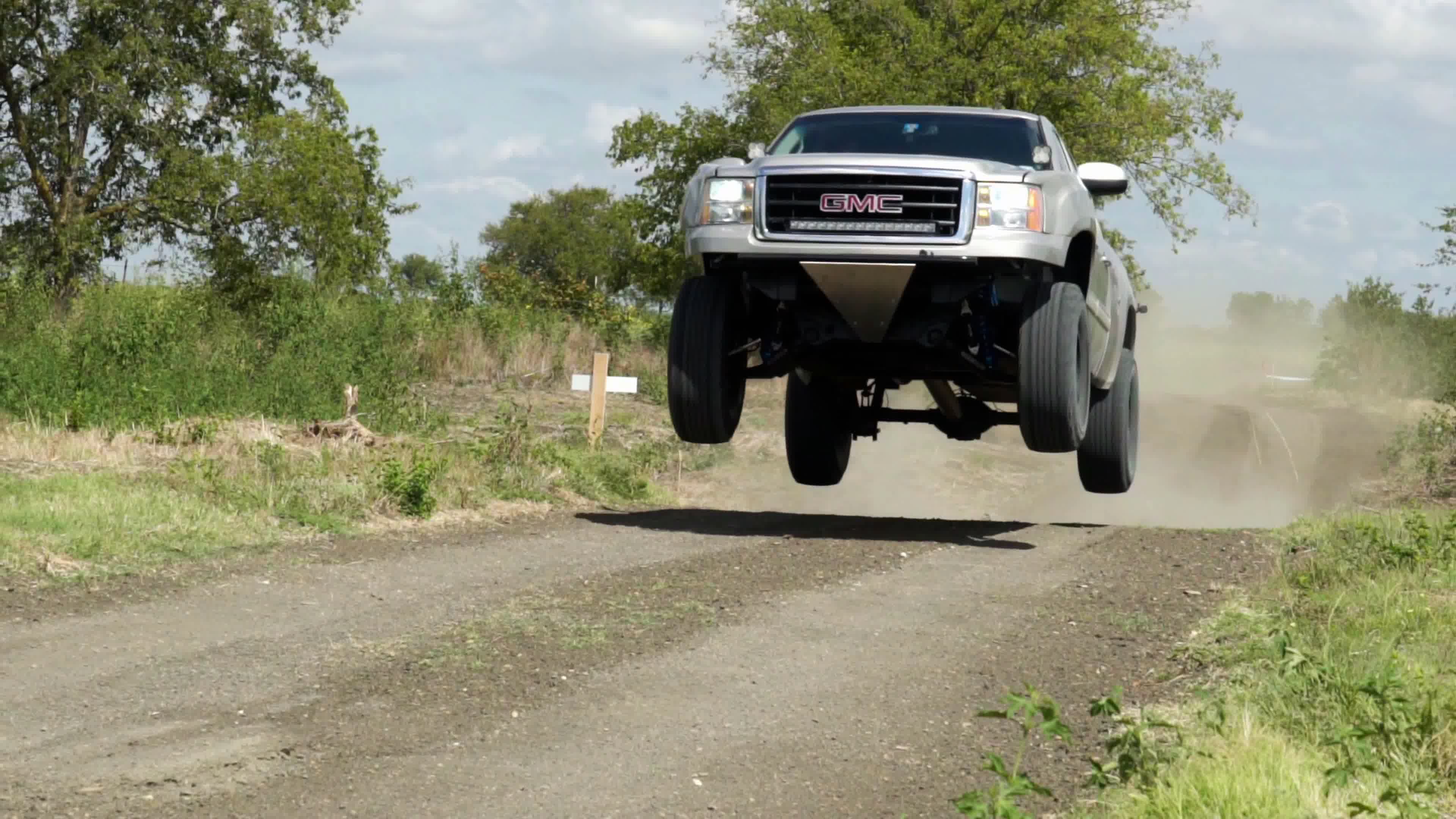 一箱油汽车能跑多少公里,油车一箱油一般跑多少公里