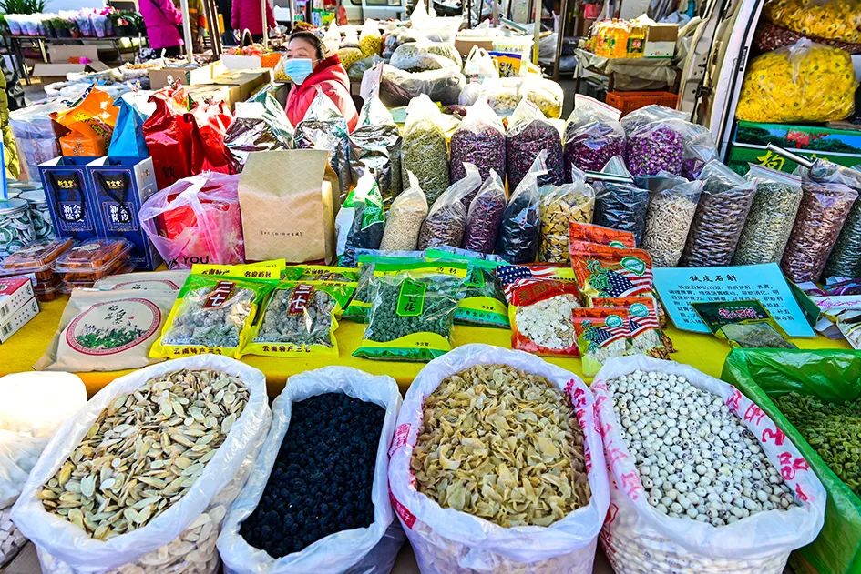 西山脚下的早市,闲逛最具人间烟火气的早市