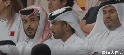 当富豪看到自己的国家队输球后...哈哈原来有钱人也会不高兴！