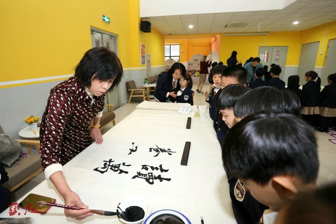 天津市书协女书家委员会走进华星学校助力学生传承中国传统文化