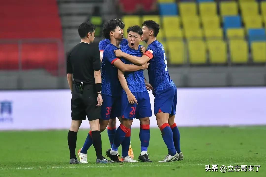 上海申花vs成都蓉城裁判,11张红牌