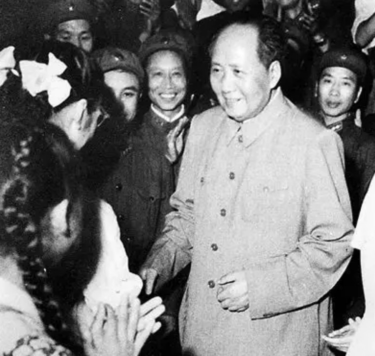 毛主席当年的小黄马，半夜突然嘶吼，主席听到后为何下令撤退？