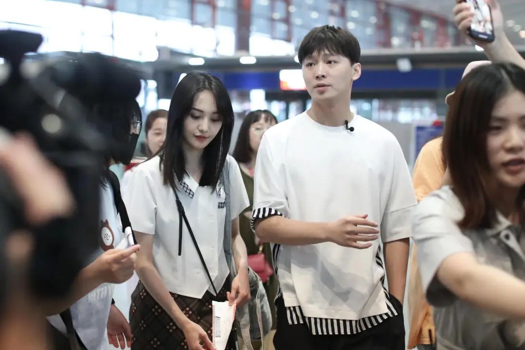 郑爽被曝剪手指、烟头烫孩子，这回彻底疯了？