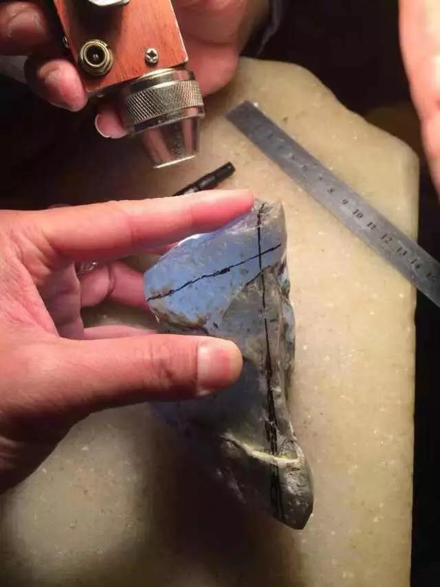 顶级玻璃种翡翠原石切割视频,顶级玻璃种全脱沙翡翠原石