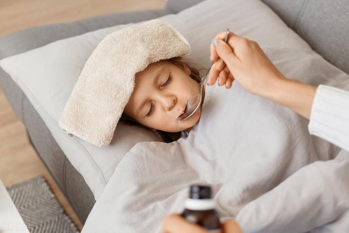 发烧吃完退烧药是捂汗还是散热好,孩子发烧到底是该捂汗还是散热