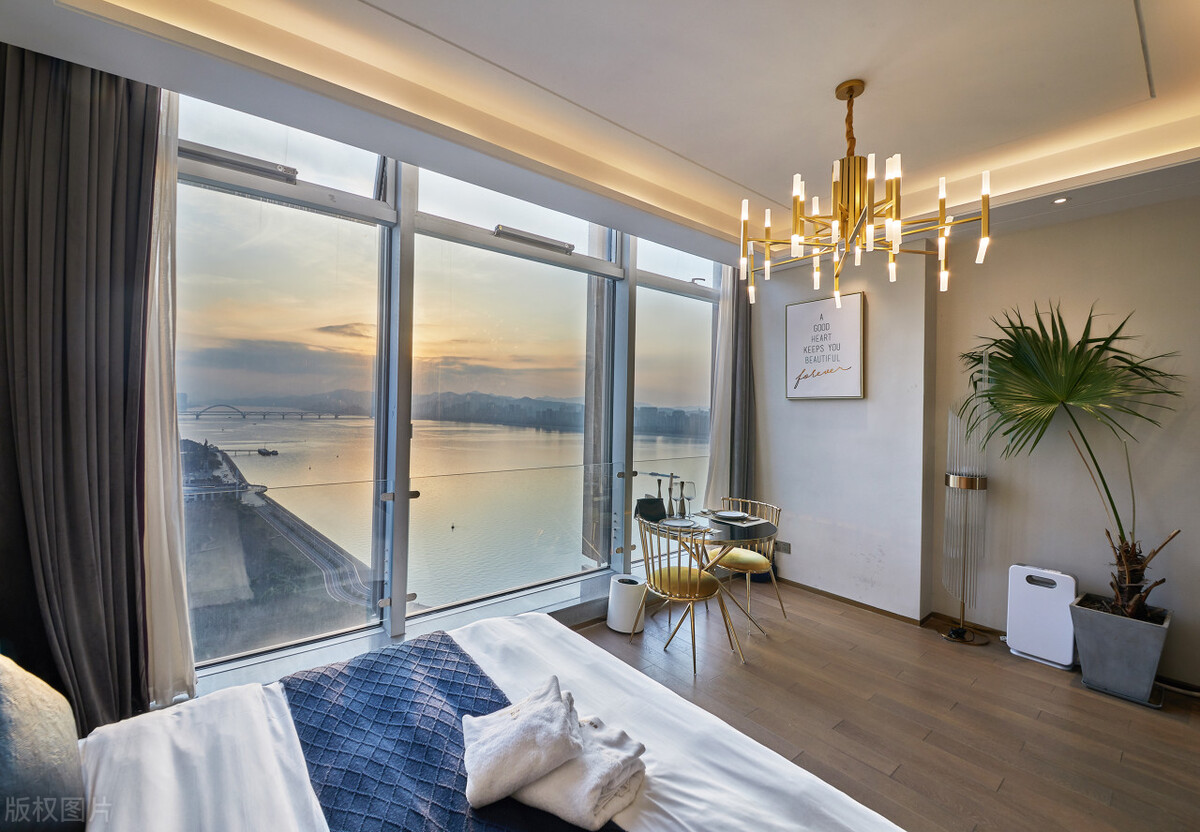 跑了10个工地现场，我终于明白了实木烤漆窗套和不锈钢窗套的区别