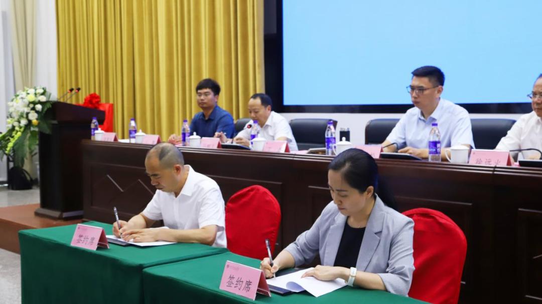 汇博机器人产业学院落户南充科技职业学院