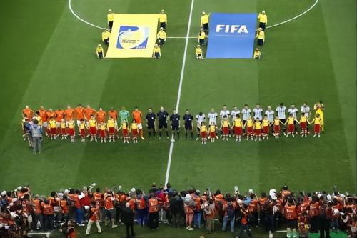 荷阿点球大战冲突看台,肛门撕裂案件