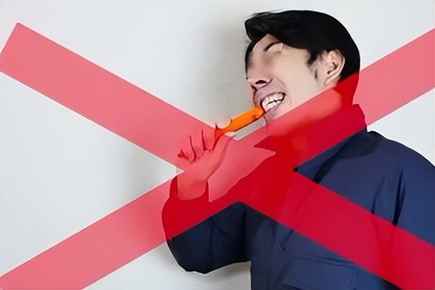 原来金属环就是“开关”，吃了这么多年火腿肠一直用嘴咬，快来学