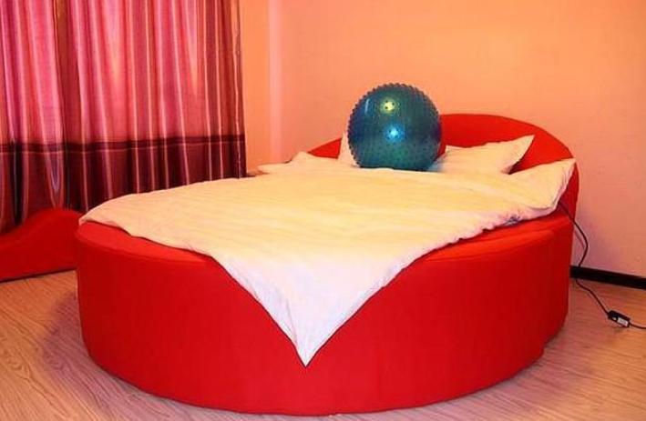 酒店里的水床为何深受年轻人青睐,宾馆水床的好处和坏处