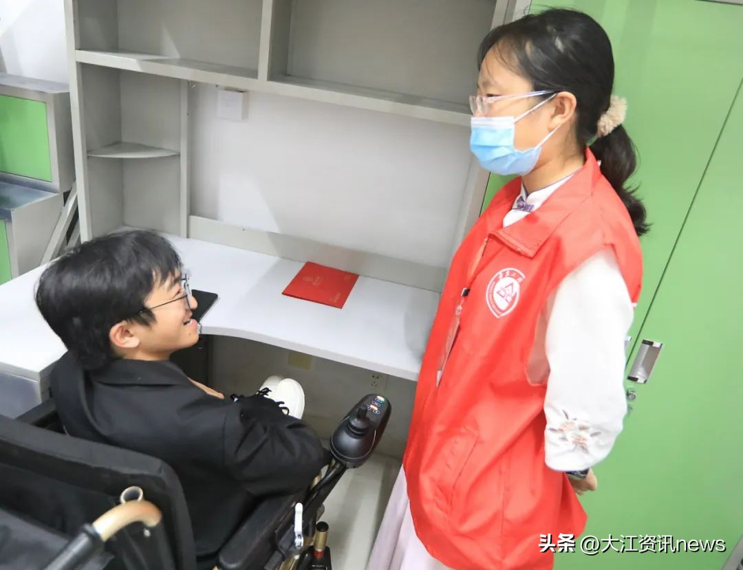 扭扭车男孩卡通,扭扭车男孩站起来