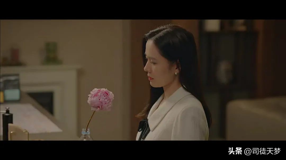 41岁女神“嫁给初恋”，比老公颜值更高的是她的衣品照着穿美绝了