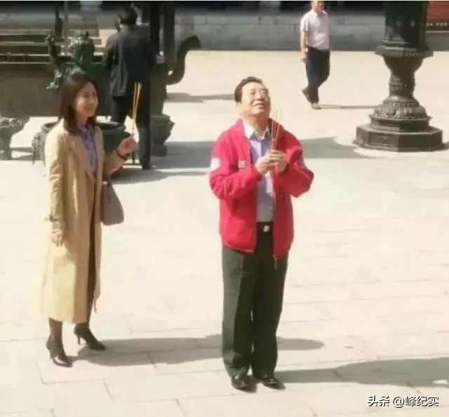 曝梦鸽带李天一移民美国，84岁李双江在国内挣钱，商演来者不拒