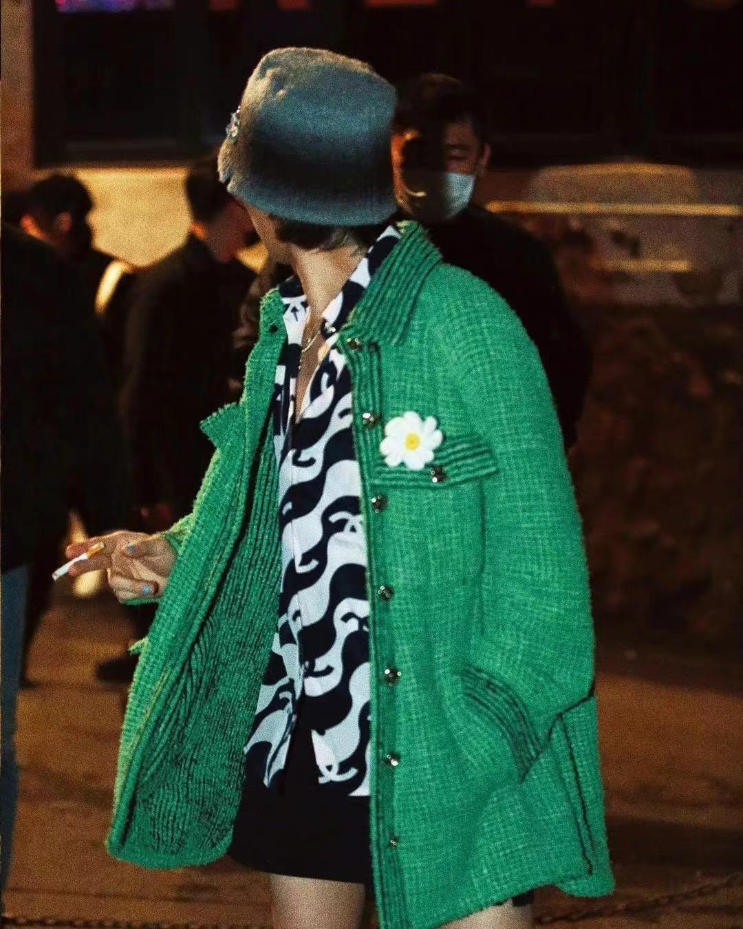 权志龙被包围拍照,权志龙机场被粉丝围堵