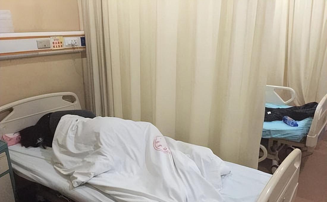 女子新婚夜大出血，2小时没止住，夫妻俩的操作令网友都觉得后怕