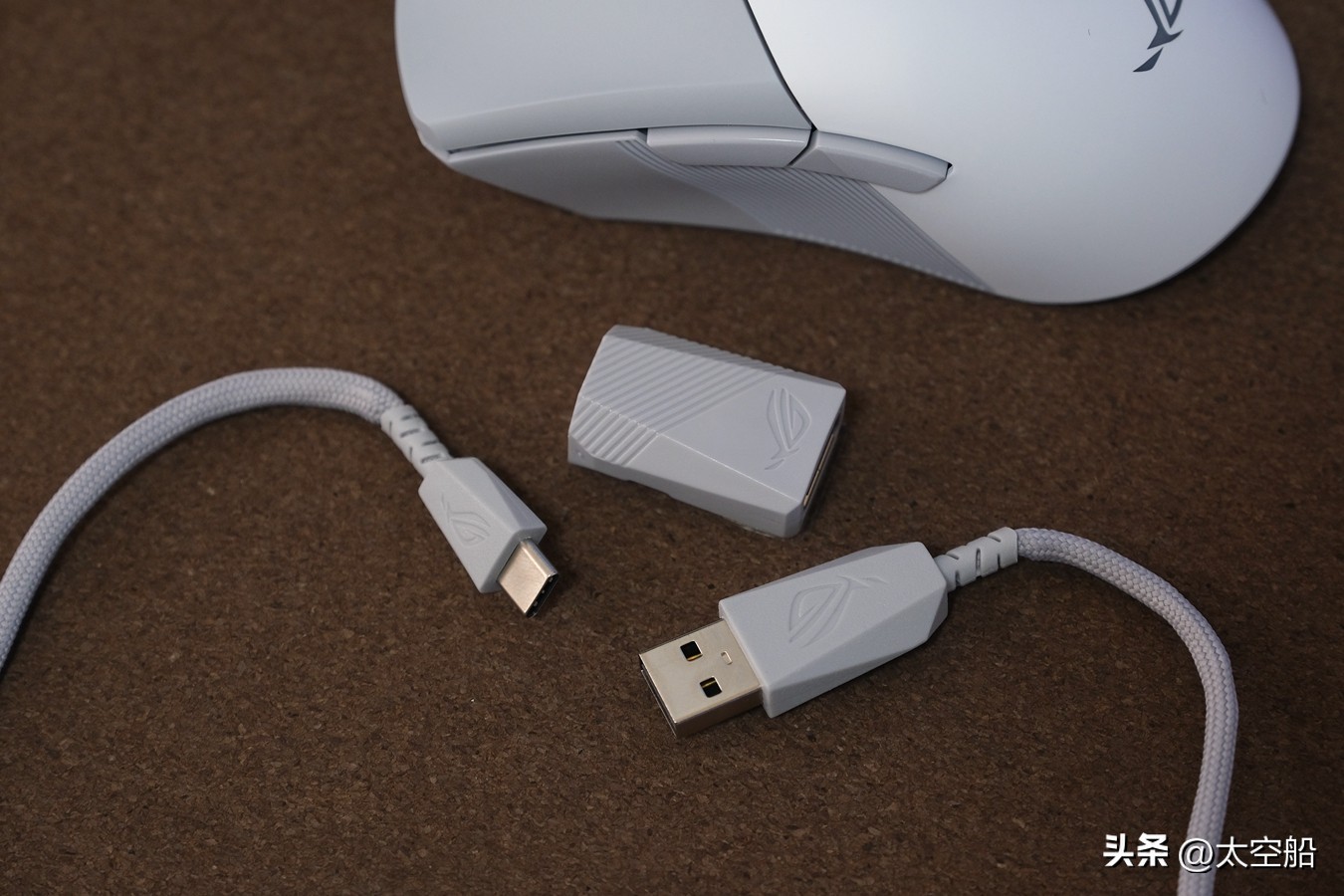 rog月刃无线鼠标aimpoint36k开箱,rog魔刃3鼠标评测