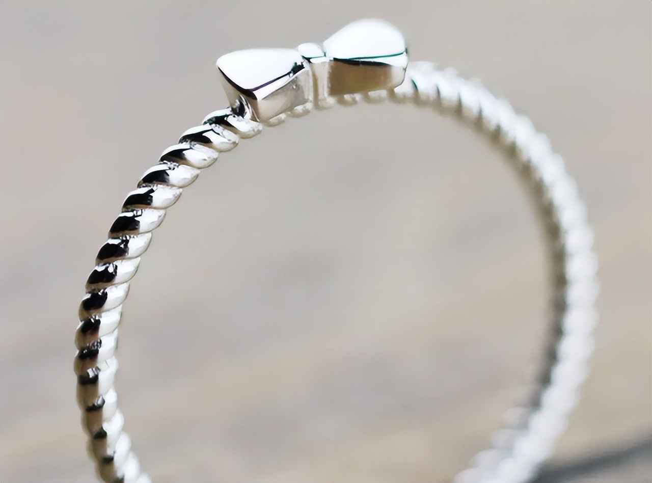 女人长期戴银手镯的危害,女人长期戴银手镯对身体有好处吗