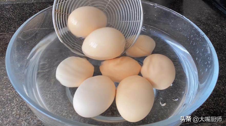 煮鸡蛋时千万别急下锅学会这样做,怎么煮鸡蛋才是正确方法