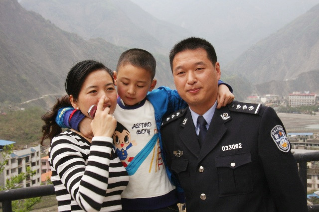 汶川地震中的3岁敬礼男孩郎铮,汶川地震被救的郎铮在干什么