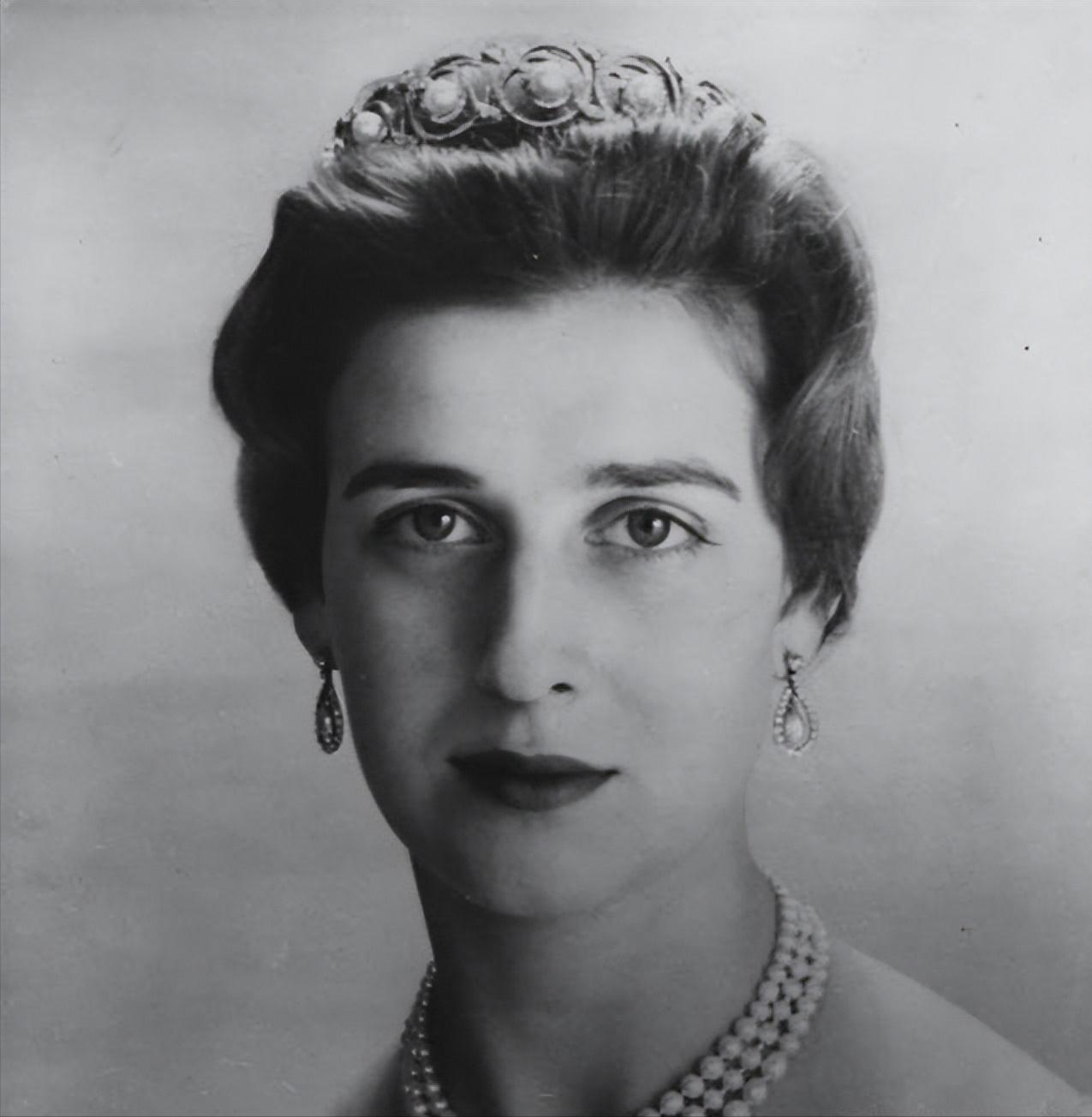 英国皇室最大的两顶王冠,英国最重的王冠