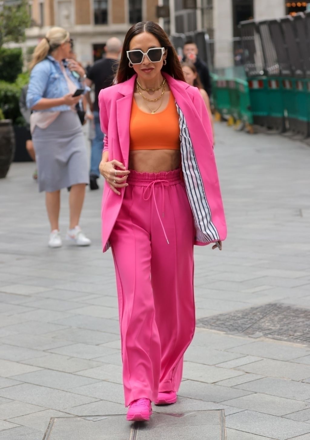 欧美明星街拍时尚潮流,2023年欧美明星时尚街拍