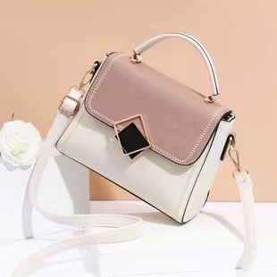 无语！夫妻俩逛街，老公2年没买新衣货比三家，女子买包花9800元