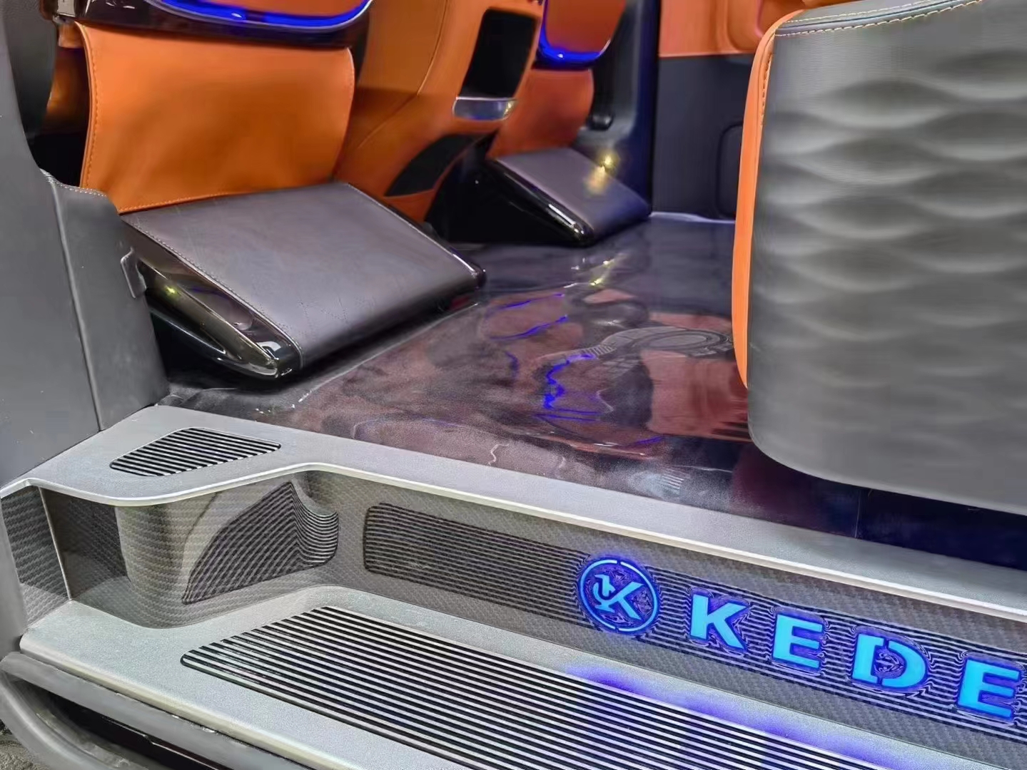 克蒂也开始搞事情?奔驰威霆高顶双拼商务车低至5开头，紧跟降价潮