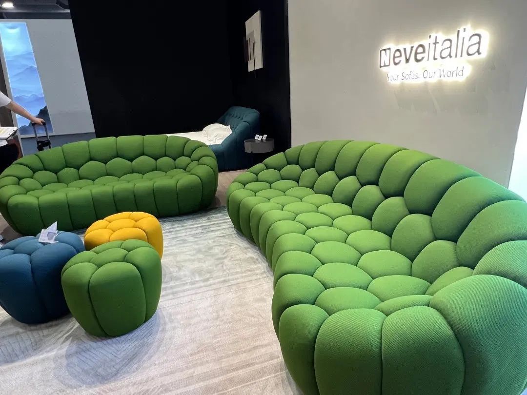 你家坐的沙发，可能就是这个“宇宙最强”家具小镇生产的