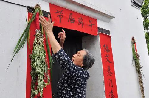 端午节挂艾草南方与北方有区别吗,端午节挂艾草挂二茬的艾草好不好