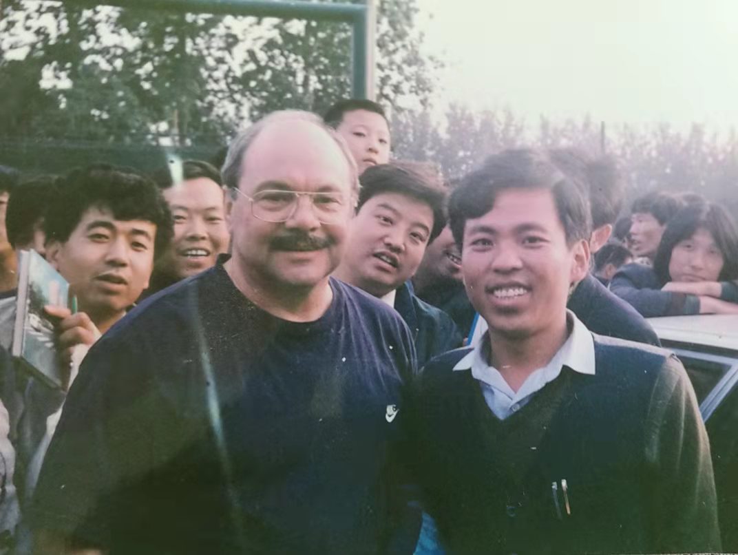 为什么老球迷不愿意讨论男足,足球球员突然心脏骤停