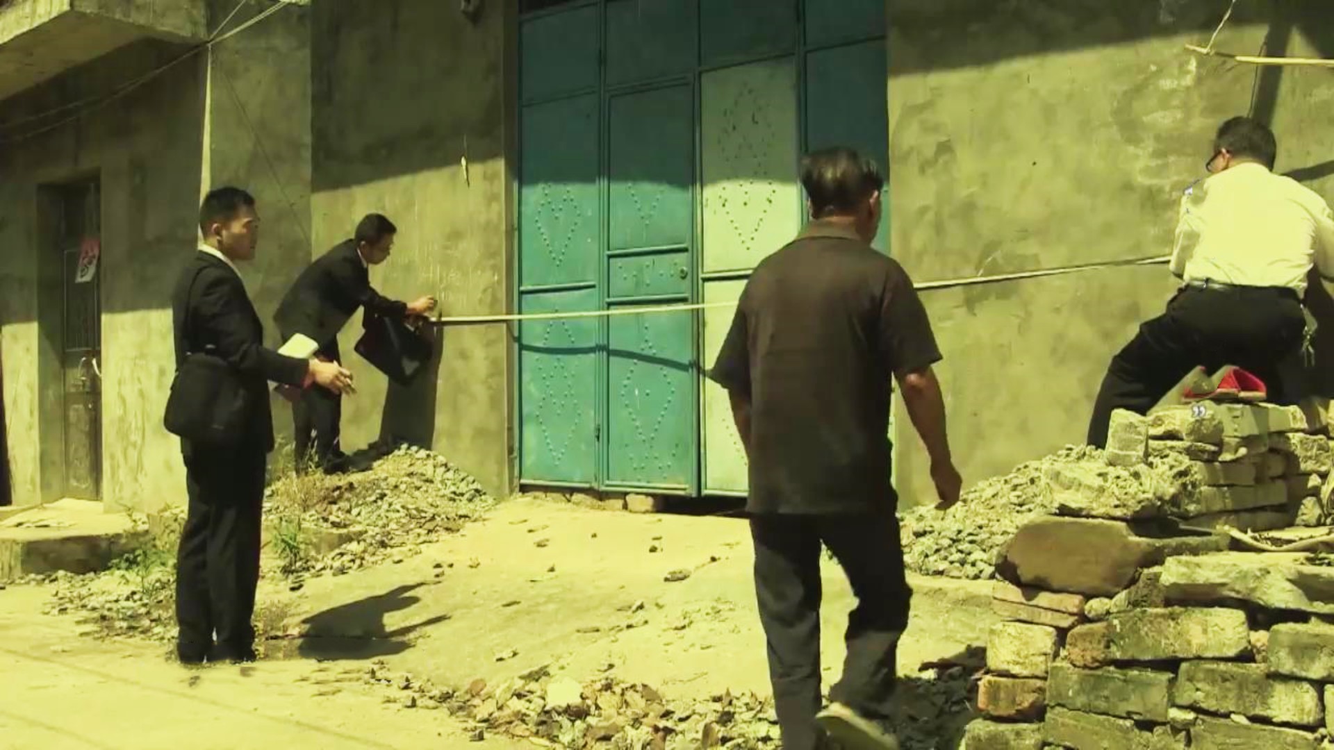 76岁老汉有4个女儿，却要签下认识1个月的男人，给自己当儿子养老