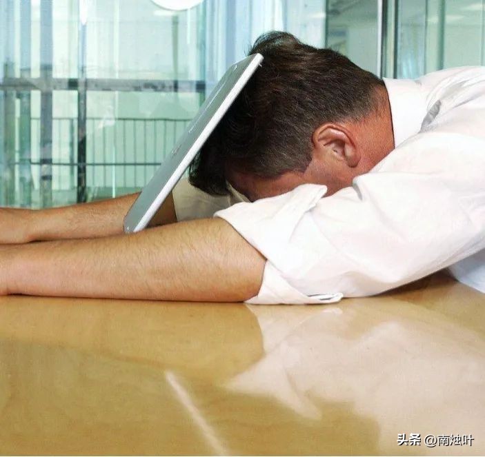 为什么压力大时会长白头发？这些习惯可以控制白发增多！