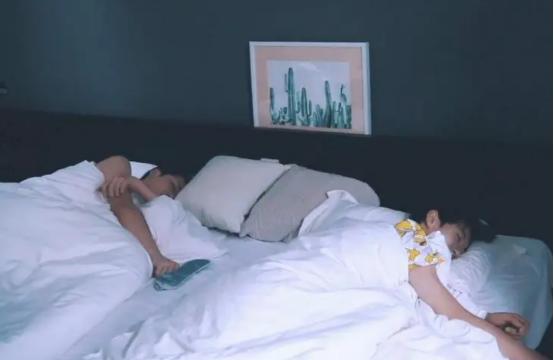 女子趁丈夫睡觉时，在隔壁房间偷情，被发现后和*夫情**将丈夫毒害