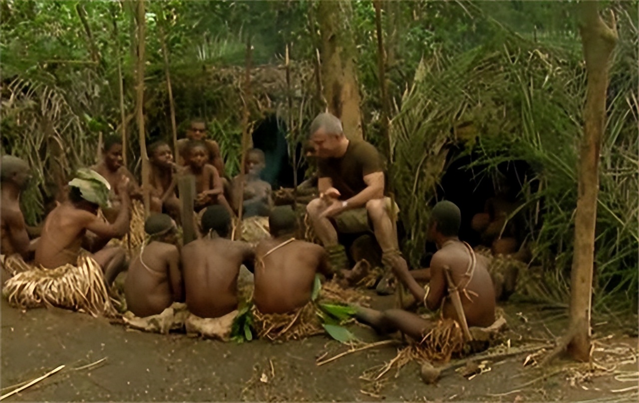 非洲巴卡部落：男人捕杀六米巨蟒，女人挖洞抓非洲巨鼠