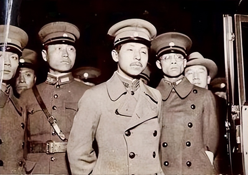 1975年蒋介石临终前,对蒋经国说出不放张学良的原因,张泪如雨下