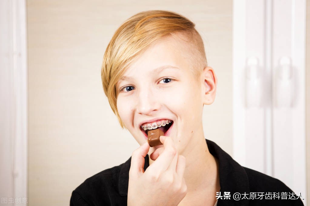 隐形矫正可以戴牙套吃饭吗,隐形牙套矫正需要戴皮筋吗