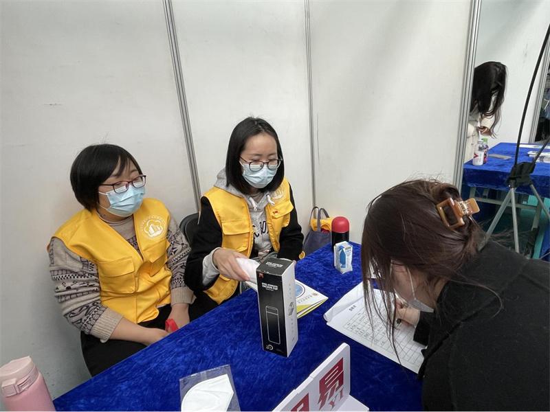 “房租易”青年服务队走进南财，为女大学毕业生提供住房租赁咨询服务