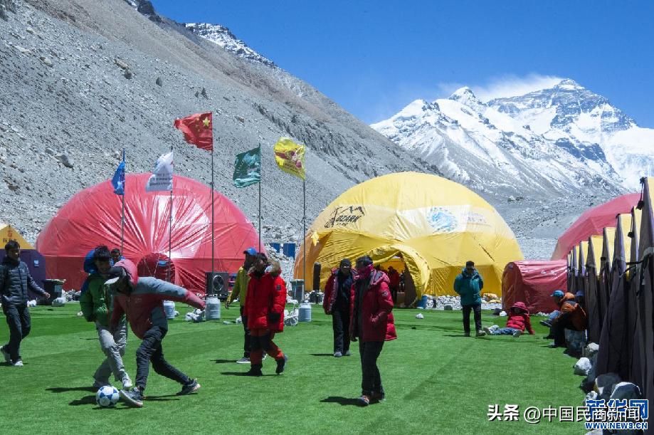 珠峰脚下的球场,足球氛围超燃西藏