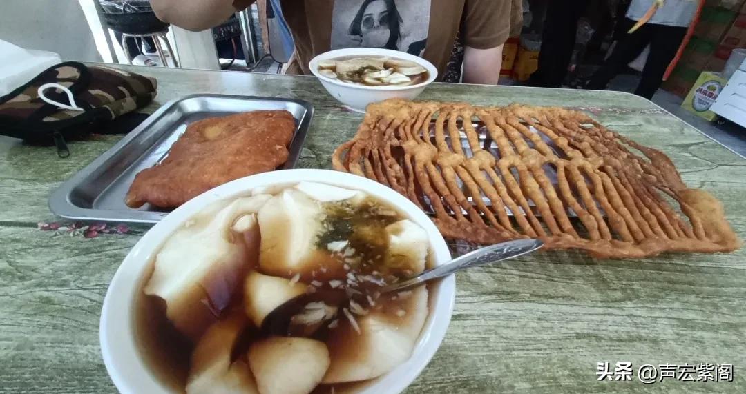 河北赵县官庄村口发现50年前的小吃炸炉篦，老板一般不炸嫌麻烦