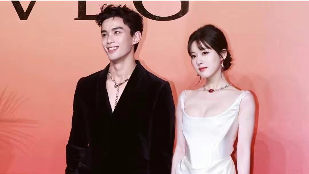 吴磊赵露思宝格丽合照彩色,赵露思和吴磊走宝格丽红毯合照