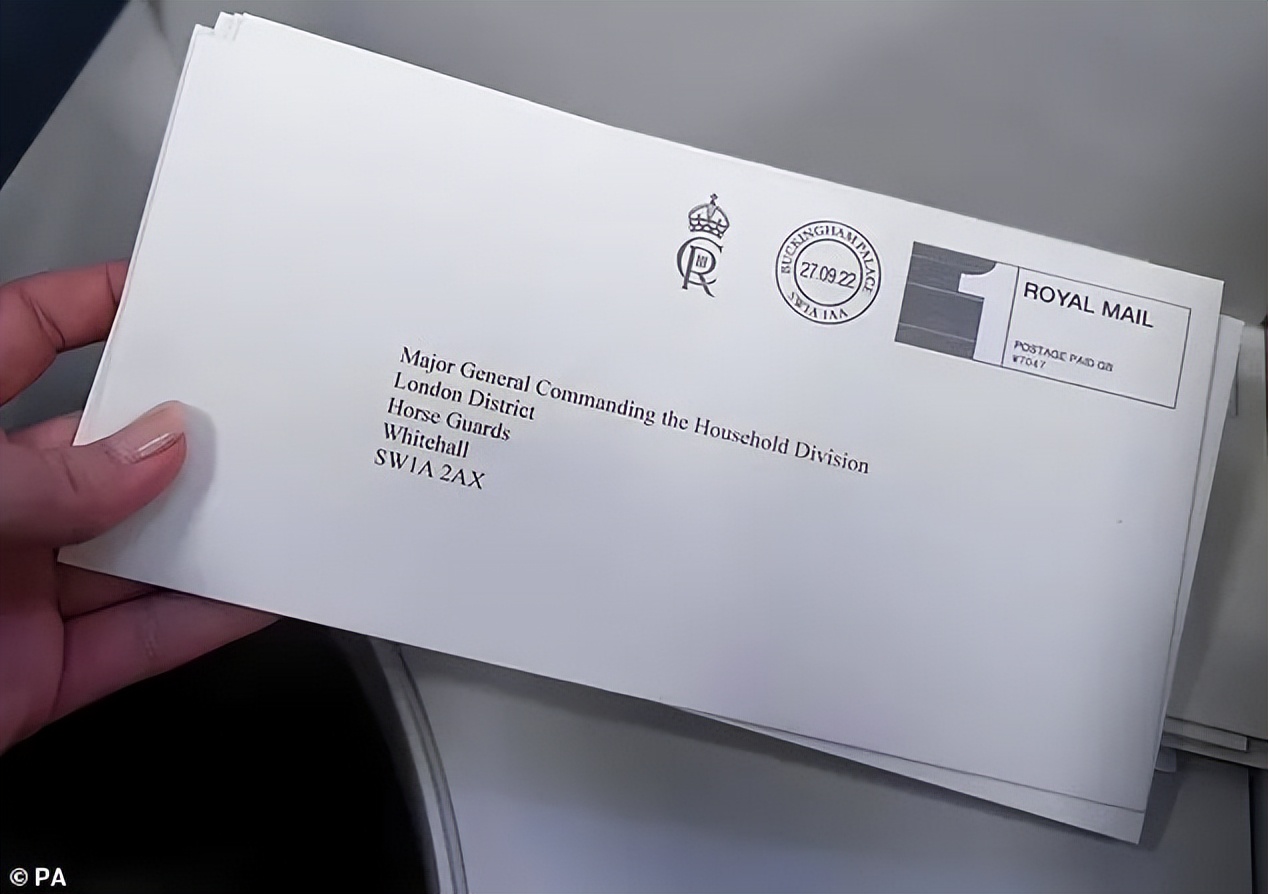 尴尬！英国新任国王查尔斯三世新Logo直接“撞衫”C罗个人标识？