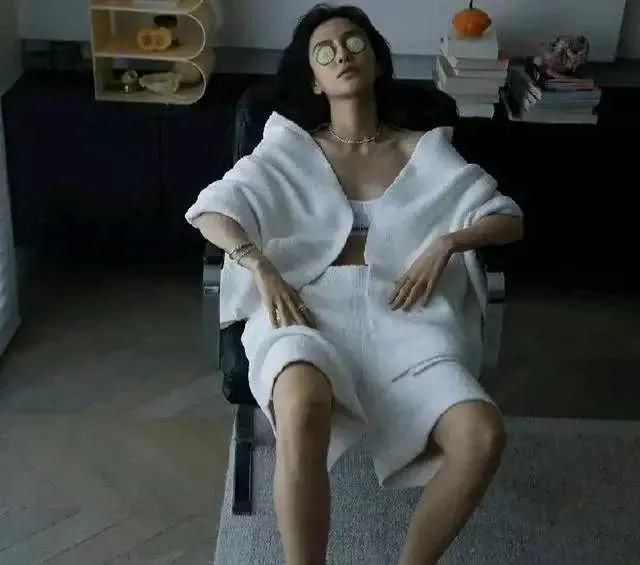 杨颖回应脚趾甲太长,杨颖做美甲