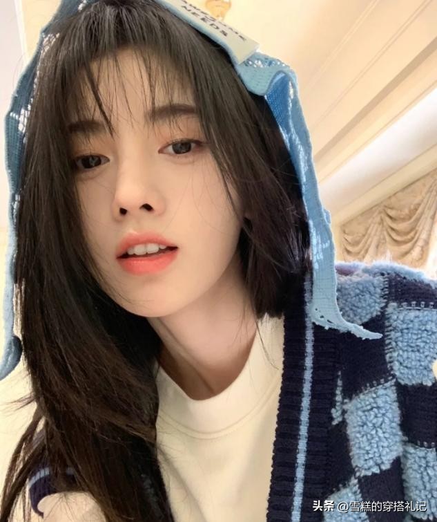 女人不管出不出门都要精致,女人不管出不出去就化个淡妆