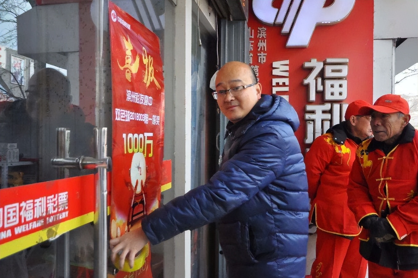 中彩票的钱要求打入什么银行卡 (中了3亿元的彩票如何分配到银行)