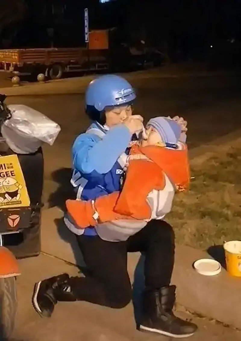 90后小伙带女儿送外卖,送外卖小伙带六个月的女儿