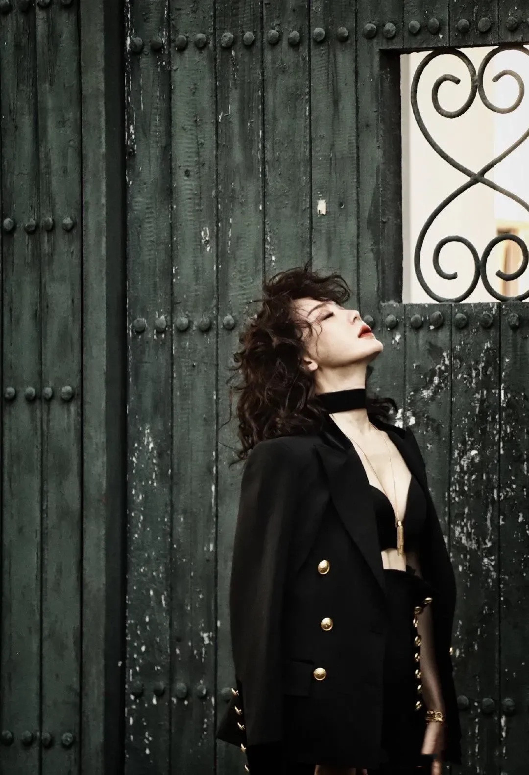 陈数时尚写真百变造型气场十足,帅姐姐陈数穿黑色西装