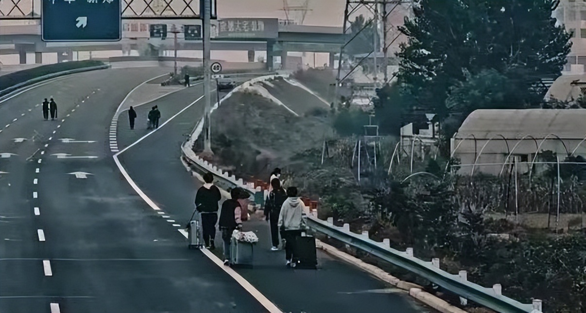 卡车司机送富士康员工回家视频,卡车司机拉郑州富士康员工返乡