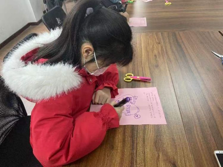 猜灯谜赢花灯趣味闹元宵,元宵节当然少不了做花灯猜灯谜