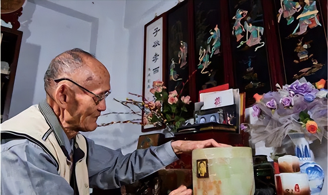 92年香港机场检测仪突然报警，安保拦住台湾律师，搜包后当即报警