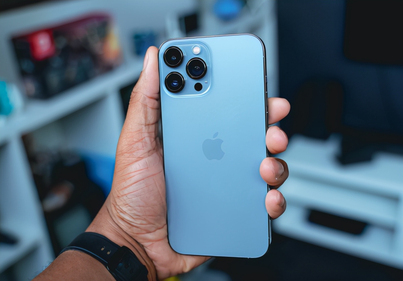 手机都要戴壳为什么还要设计手感,手机是裸机使用好还是带壳使用好